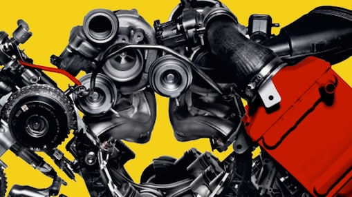 Foto van een automotor tegen een gele achtergrond