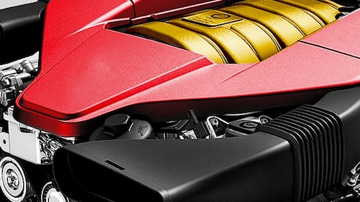 De motor van een auto, met rode afwerking en gouden midden