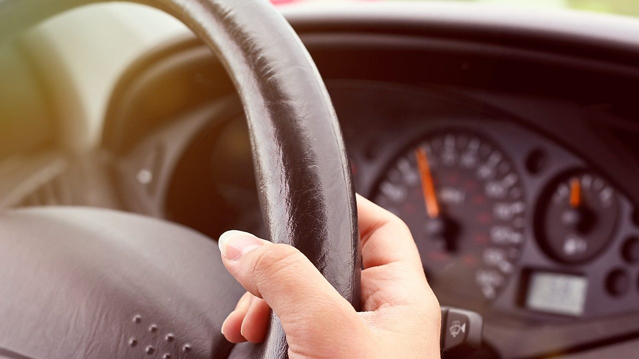 Handen die een stuurwiel vasthouden