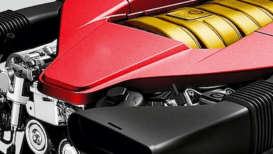 De motor van een auto, met rode afwerking en gouden midden