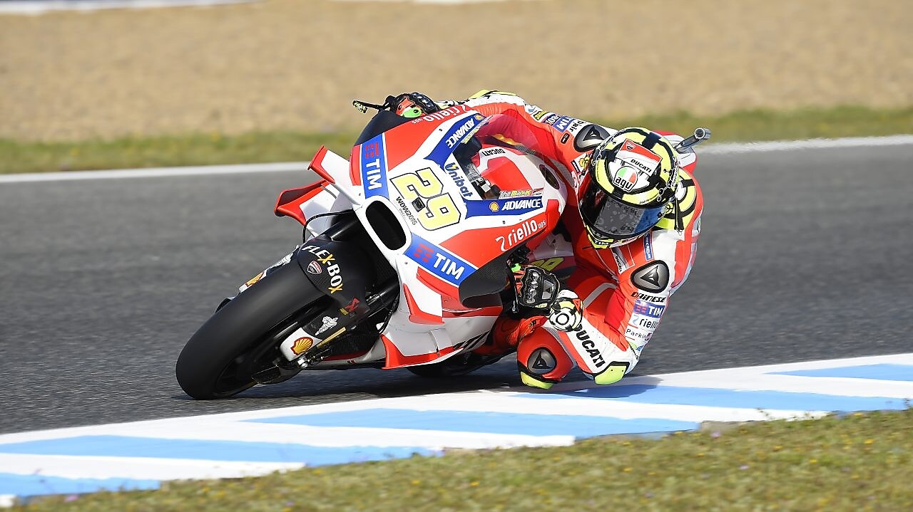 Ducati superbike en coureur snijden de bocht van een circuit aan