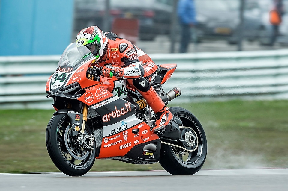 Ducati-racer op een recht stuk in het superbike-wereldkampioenschap