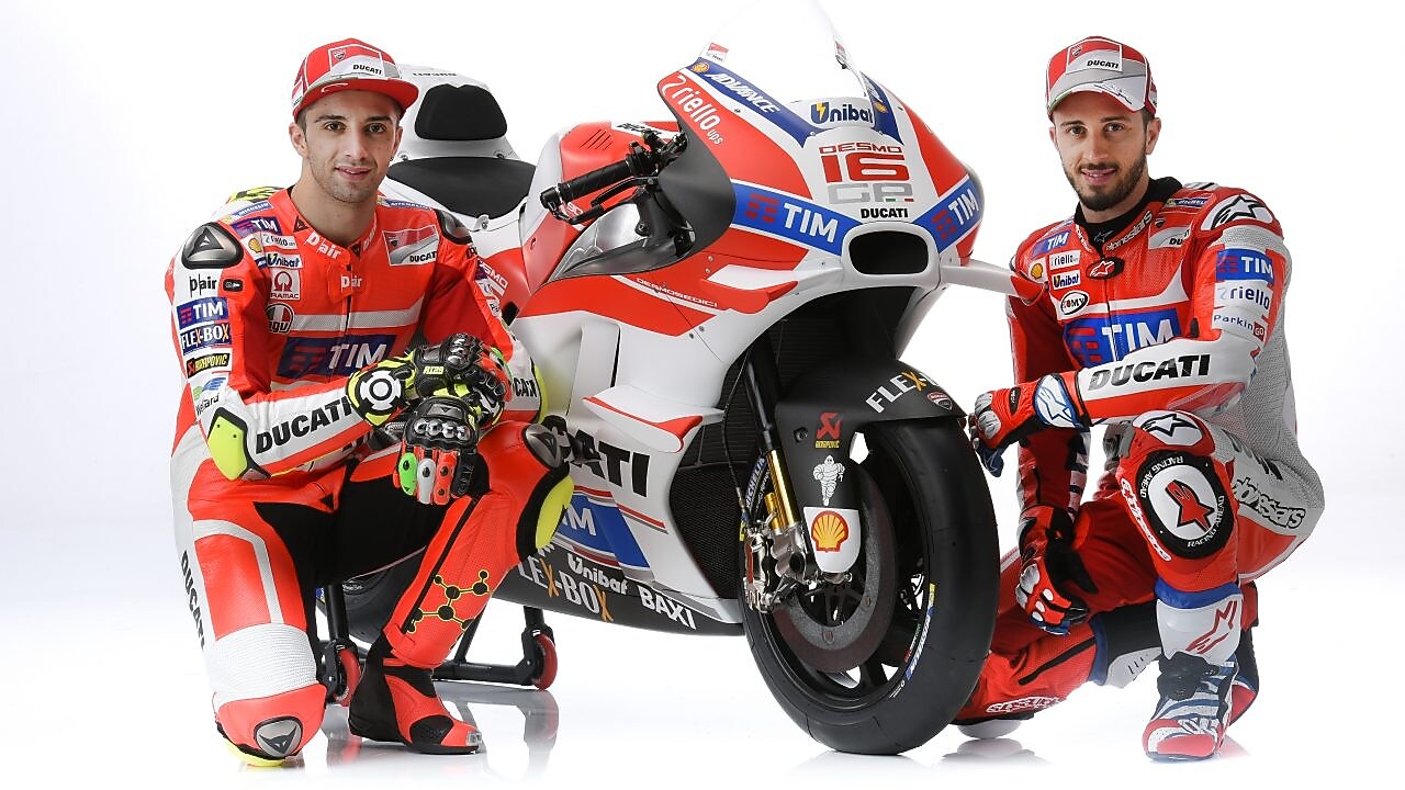 Twee Ducati 2016-coureurs zitten naast een Ducati-motorfiets