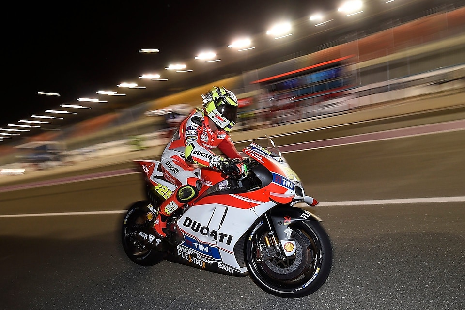 Ducati-motorrijder rijdt 's nachts met motorfiets tegen hoge snelheid op een circuit