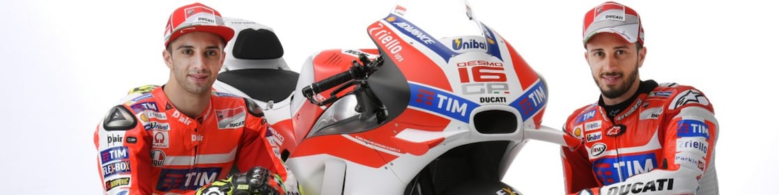Twee Ducati 2016-coureurs zitten naast een Ducati-motorfiets