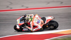 Ducati-coureur op superbike die in een bocht leunt tijdens een race