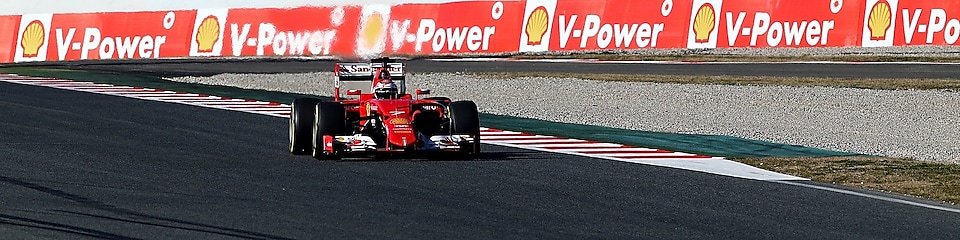 Ferrari Formule 1-coureur Kimi Raikkonen rijdt met zijn Ferrari SF15-T