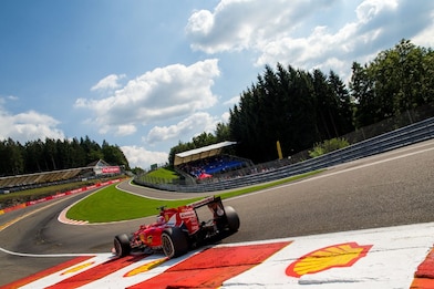 Sebastian Vettel van Duitsland rijdt met zijn Ferrari tijdens oefening voor de Formule 1 Grand Prix van België op het circuit van Spa-Francorchamps