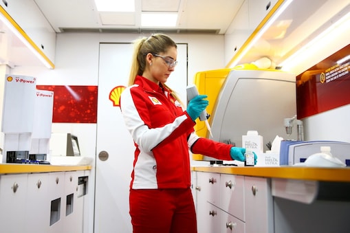 Vrouwelijke wetenschapper van Ferrari werkt in een laboratorium