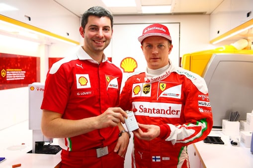 Guy Lovett en Kimi Raikkonen promoten shell-v-power
