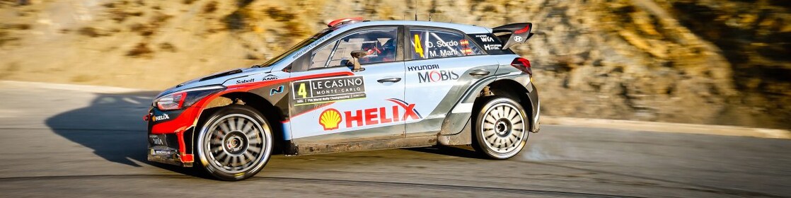 Rally-auto rijdt rond een bocht in het wereldkampioenschap rally