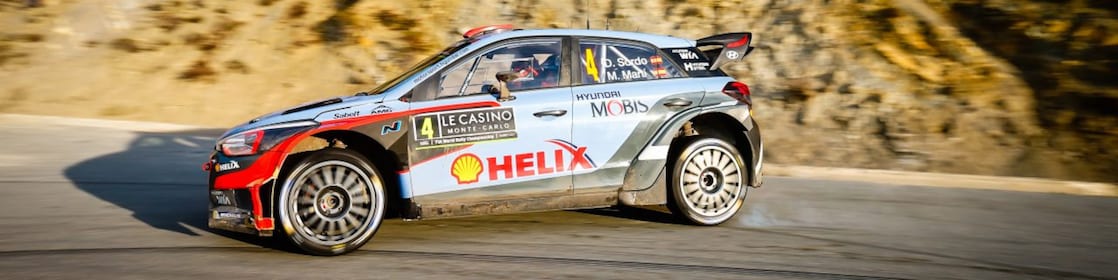 Rally-auto rijdt rond een bocht in het wereldkampioenschap rally