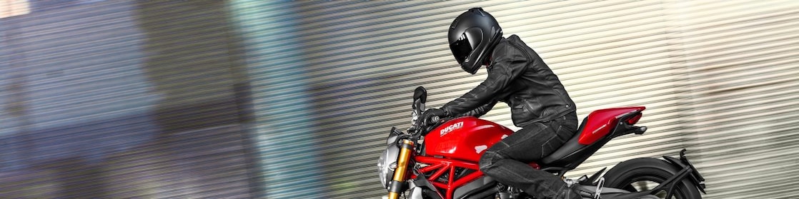 Man die op een motorfiets rijdt die de superieure motorolie voor motorfietsen gebruikt
