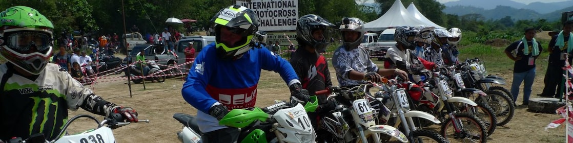 Crossmotors die klaarstaan bij de start van een race