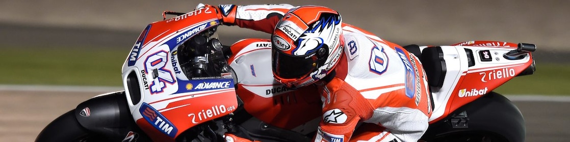 Ducati-motorrijder die op een motor rijdt