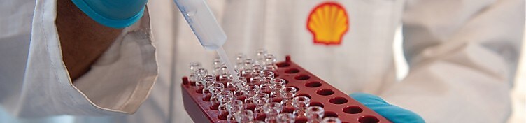 Wetenschapper die tests uitvoert in het smeermiddelenlab