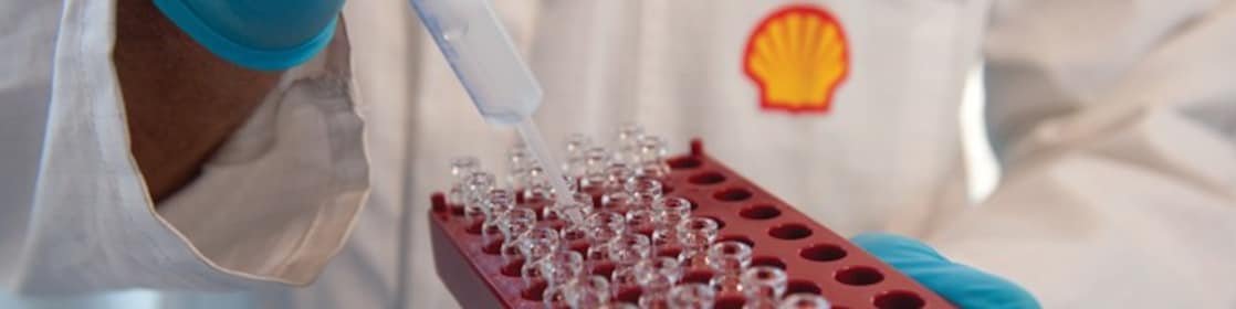 Wetenschapper die tests uitvoert in het smeermiddelenlab