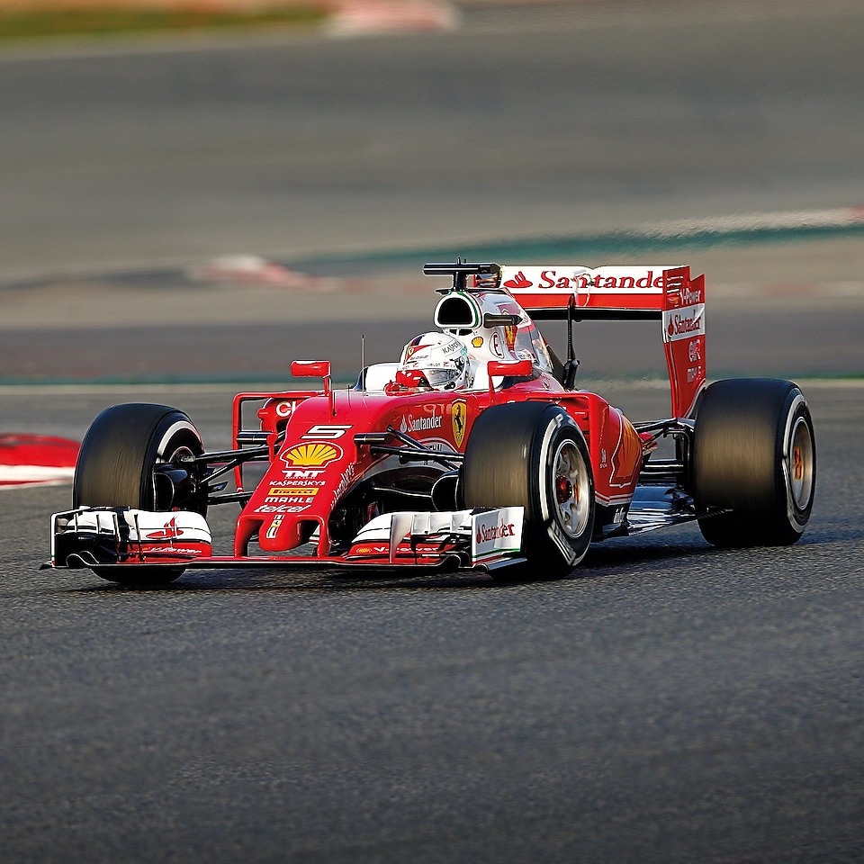 Een rode Scuderia Ferrari staat op een racecircuit, als voorbeeld van Shell Helix Ultra’s Innovation Partnership