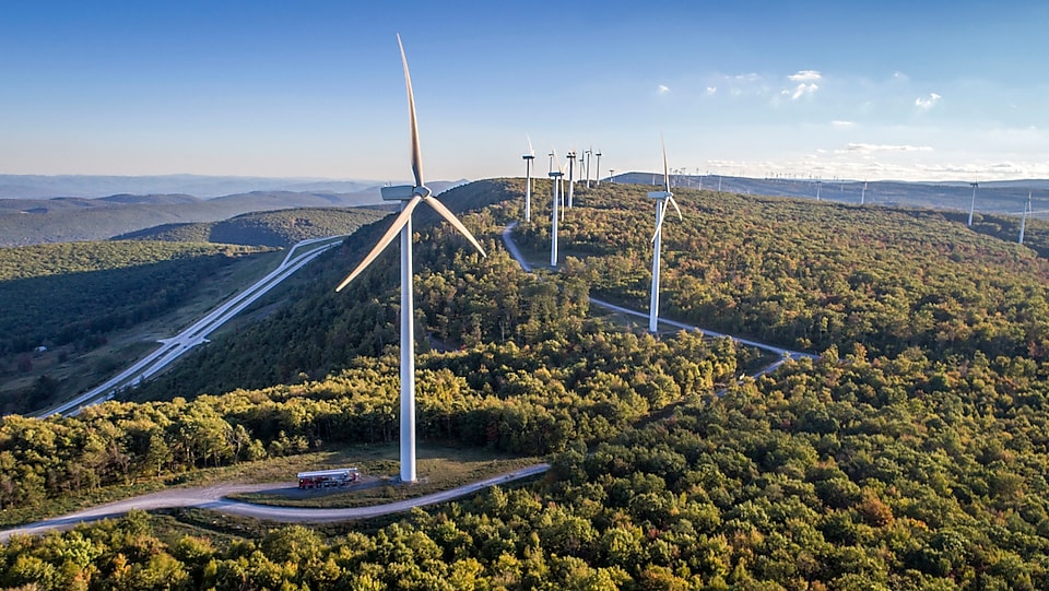 Windturbine, windpark in groen veld met onverharde weg