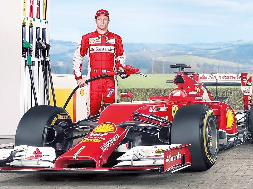 Ferrari F1-bestuurder die Shell Helix Ultra-olie gebruikt om bij te vullen
