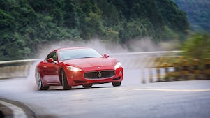 Een rode Maserati snelt de berg op in de Shell Helix Ultra film Wij Weten Waarom u Rijdt