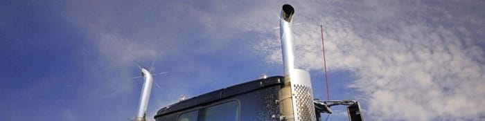 Dak en bovenzijde van een vrachtwagen, uitlaten