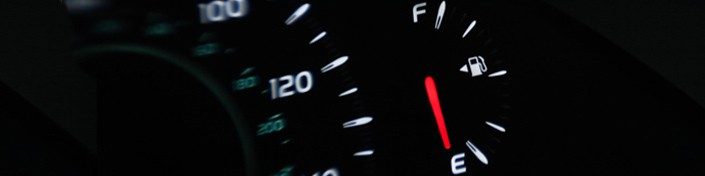 Brandstofmeter in dashboard auto die lege tank aangeeft