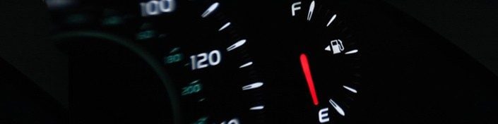 Brandstofmeter in dashboard auto die lege tank aangeeft
