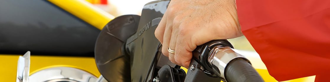 Persoon aan het tanken aan tankstation