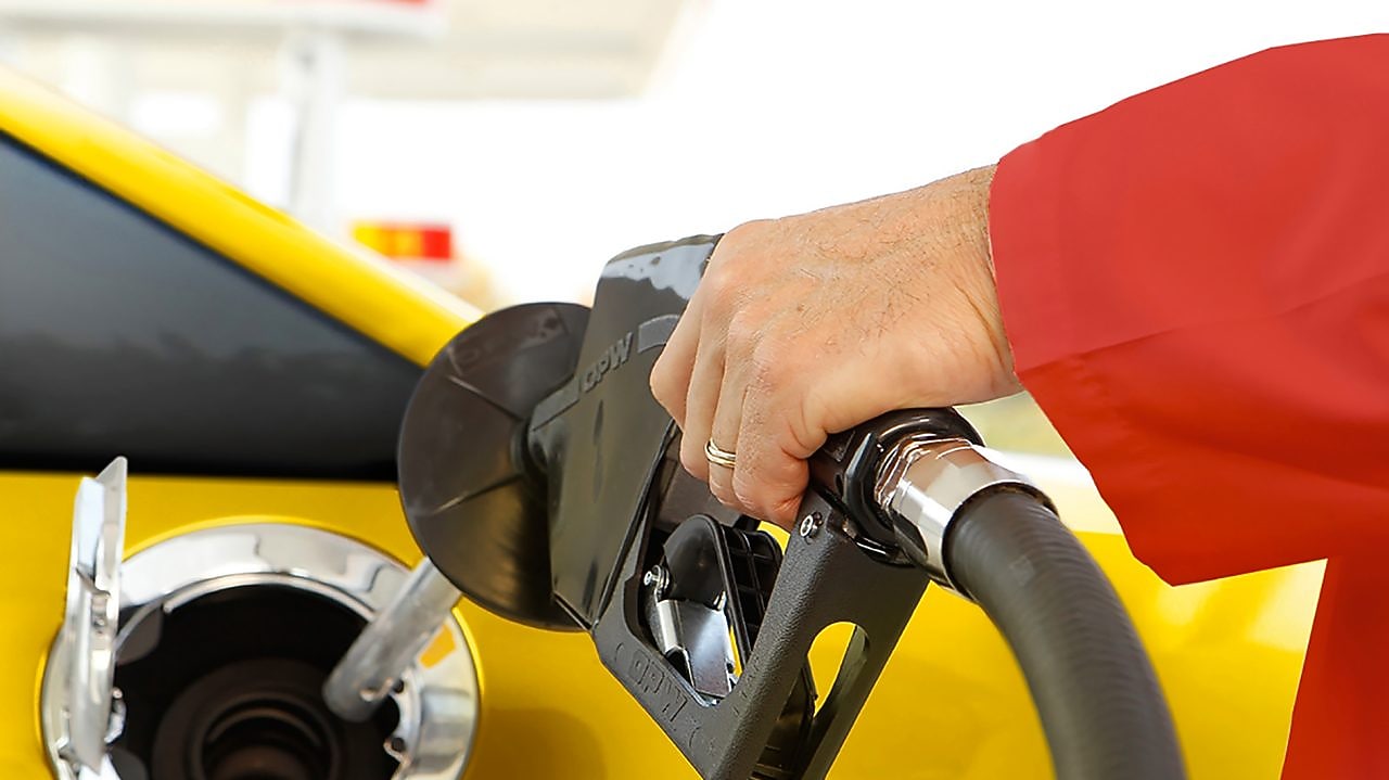 Persoon aan het tanken aan tankstation