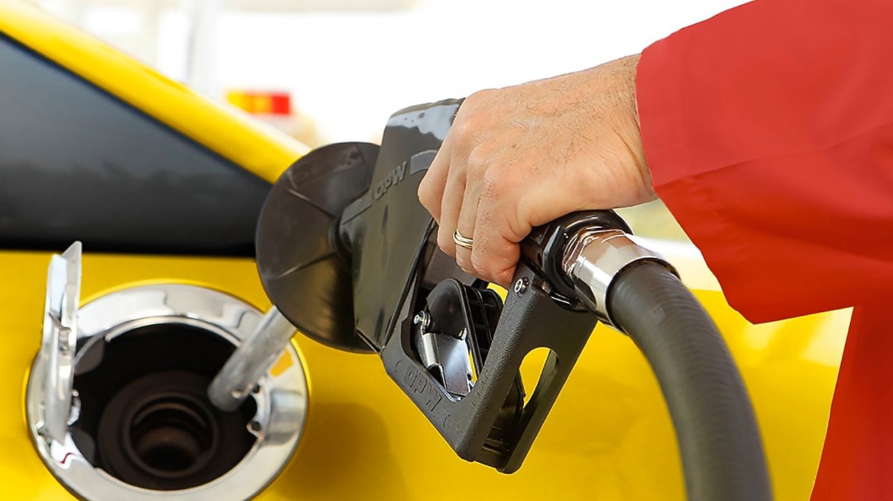 Persoon aan het tanken aan tankstation