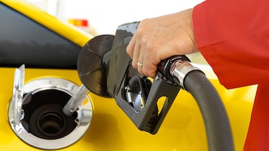 Persoon aan het tanken aan tankstation