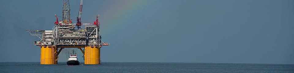 Platform Mars B in de Golf van Mexico met een regenboog
